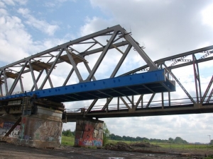 Wrocław: przesuwają nowe przęsło mostu