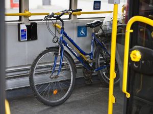 Jak przewozić rower w pociągu lub tramwaju?