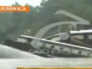 Pakistan: dwa wagony wpadły do rzeki, 13 ofiar