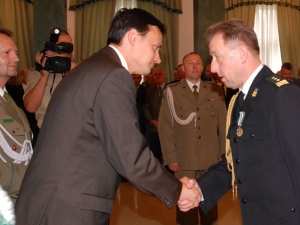Komendant Hałyk odznaczony przez ministra