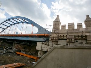 Kolejarze ratują wrocławski wiadukt z piaskowca