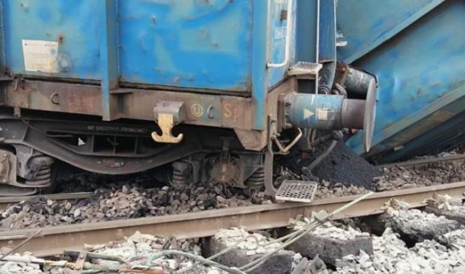 Pęknięta iglica prawdopodobną przyczyną wykolejenia pociągu towarowego na stacji Rybnik Towarowy