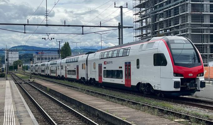 Pierwszy z 60 pociągów piętrowych Stadlera zamówionych przez SBB testowany na otwartych torach.