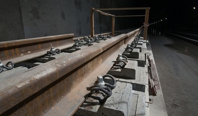 Łódź Fabryczna: montaż torów w tunelu na finiszu