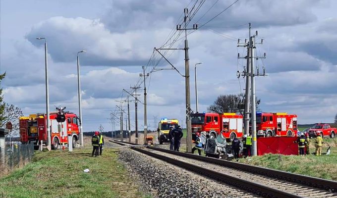 Wypadek na przejeździe kolejowym w Miliczu. 35-letni kierowca walczy o życie.