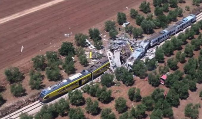 We Włoszech zderzyły się czołowo dwa pociągi. Są ofiary śmiertelne