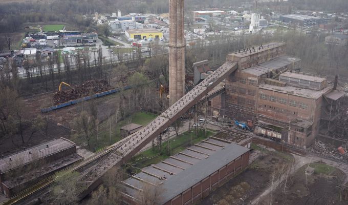 ArcelorMittal Poland wyburzył olbrzymi komin nieczynnej spiekalni w krakowskiej hucie (video)