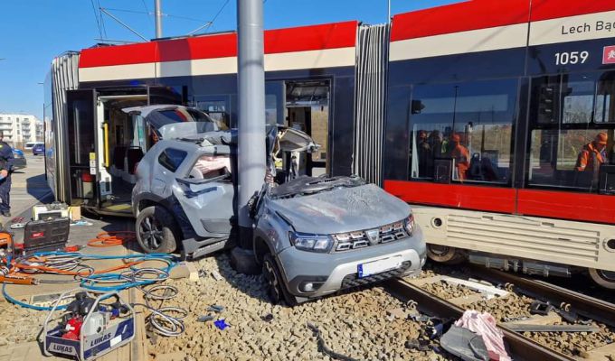 Zderzenie tramwaju z autem w Gdańsku 