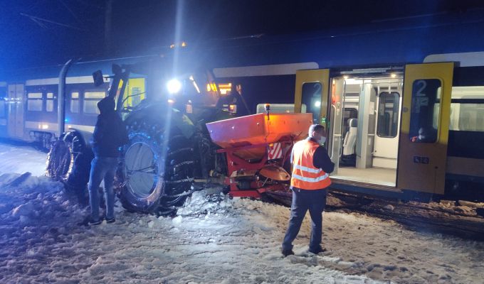 Ciągnik rolniczy z pługiem uderzył w bok pociągu Kolei Śląskich na przejeździe kolejowym w Milówce!