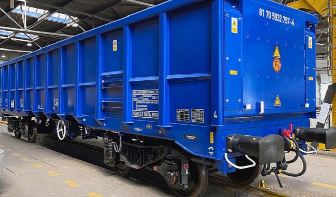 Nowy wagon skrzyniowy JNA-X dla operatora GB Railfreight gotowy do wyjazdu na tory.
