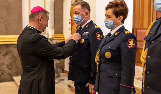 Kierownictwo Komendy Głównej SOK odznaczone Krzyżami XXX-lecia Ordynariatu Polowego.