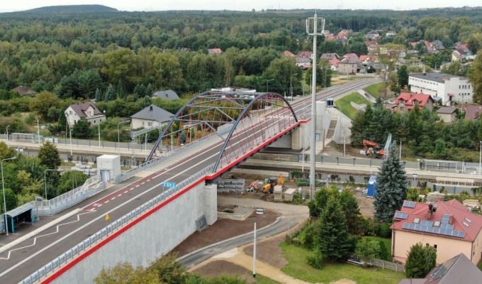 Kolejny wiadukt drogowy w Jaworznie zwiększył poziom bezpieczeństwa w ruchu kolejowym i drogowym