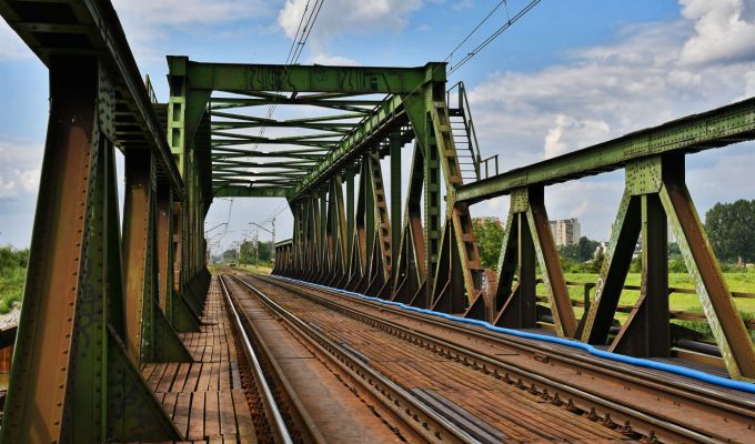 Błąd w projekcie przyczyną wstrzymania prac przy przebudowie mostu kolejowego na Odrze w Opolu?