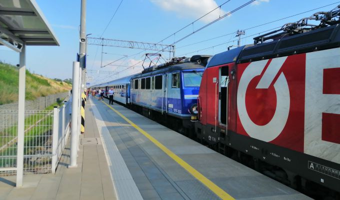 Bratnia pomoc lokomotywy Kolei Austriackich, Vectron ÖBB na czele składu TLK Galicja PKP Intercity.