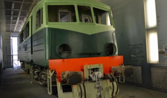 Lokomotywie ET41-186 przywrócono historyczne barwy
