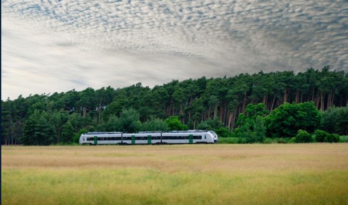 Alstom i VMS prezentują w Niemczech nowy pociąg elektryczny zasilany bateryjnie.