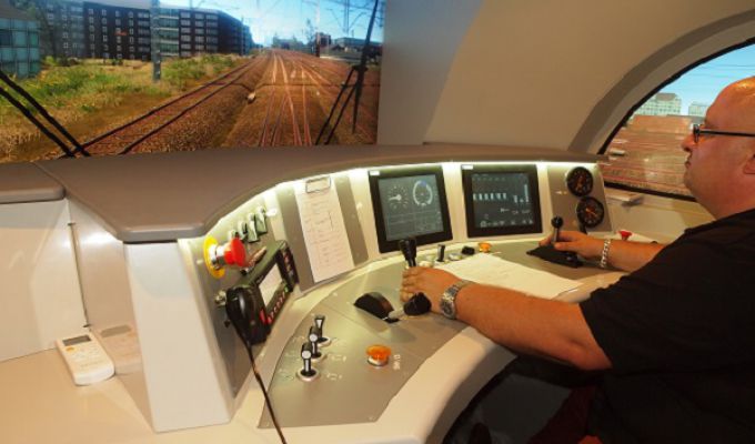 Szkolenie maszynistów na symulatorach podnosi ich kwalifikacje i poprawia bezpieczeństwo kolei