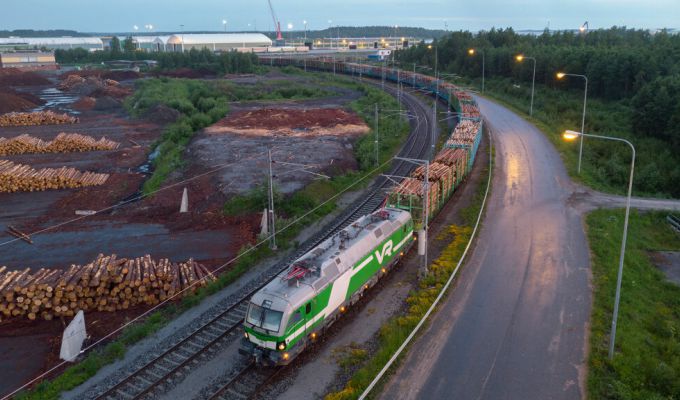 Rekordowy pociąg VR przewożący surowe drewno kursuje między Pietarsaari a Ylivieska w Finlandii.