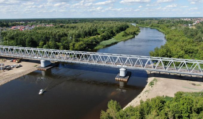 Nowe przystanki i tor na moście nad Narwią - postępują prace na linii Ostrołęka – Chorzele