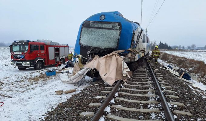 Tragiczny wypadek na przejezdzie kolejowym, pociąg zderzył się z ciężarówką.