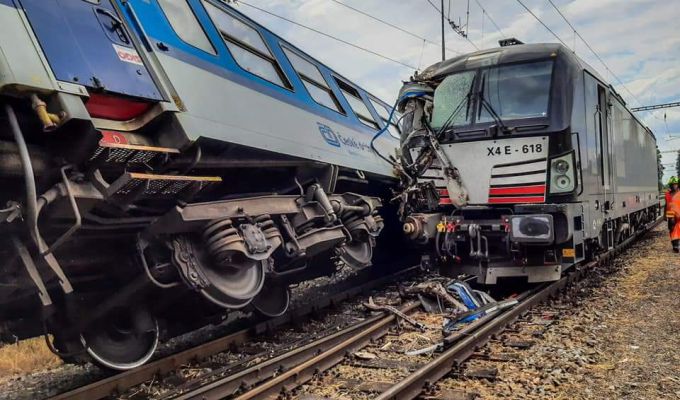 Zderzenie lokomotywy z pociągiem osobowym w Němčicach nad Hanou w Czechach. Dwie osoby ranne.