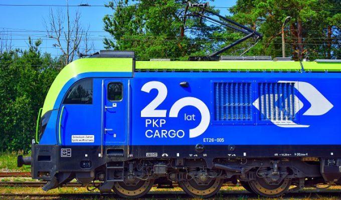 Kolejna lokomotywa PKP Cargo w jubileuszowej okleinie.