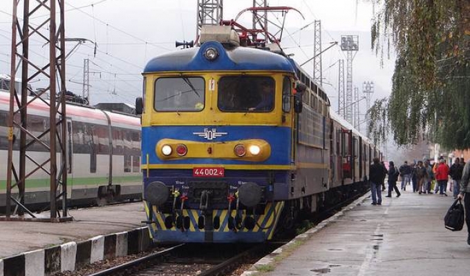 Bułgaria: lokomotywa staranowała wagon na dworcu w Płowdiw