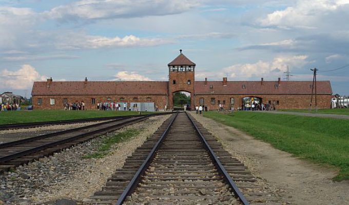 Ofiary holokaustu upamiętnione na dworcach