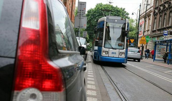Kraków walczy z blokowaniem tramwajów przez auta