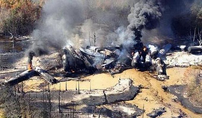 USA: wykoleił się pociąg z ropą, w ogniu stanęło 11 wagonów