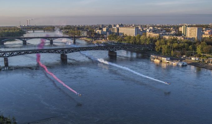 Ekstremalny przelot samolotów pod mostem kolejowym w Warszawie