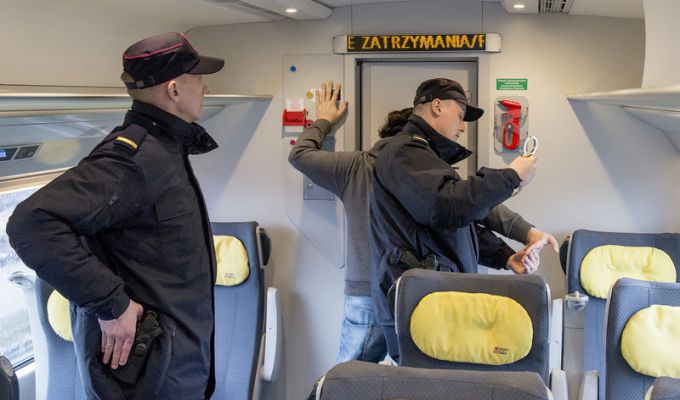 Agresywny pasażer ujęty przez funkcjonariuszy SOK i Policji
