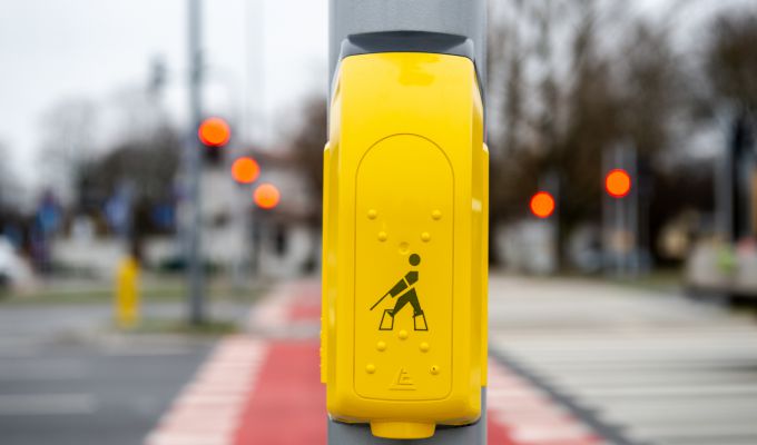 Inteligentna sygnalizacja poprawia bezpieczeństwo pieszych