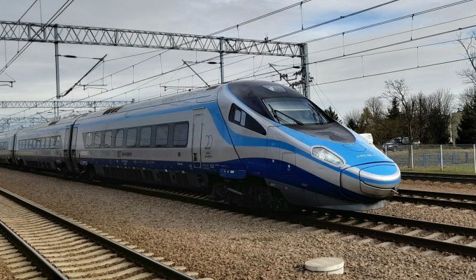 PLK SA podpisały kolejne umowy z KPO zwiększające bezpieczeństwo i prędkość na sieci kolejowej