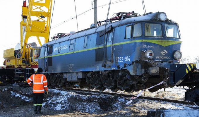 Po zderzeniu pociągu z TIR-em w Gołuchowie, szlak wciąż nieprzejezdny [ZDJĘCIA, WIDEO]