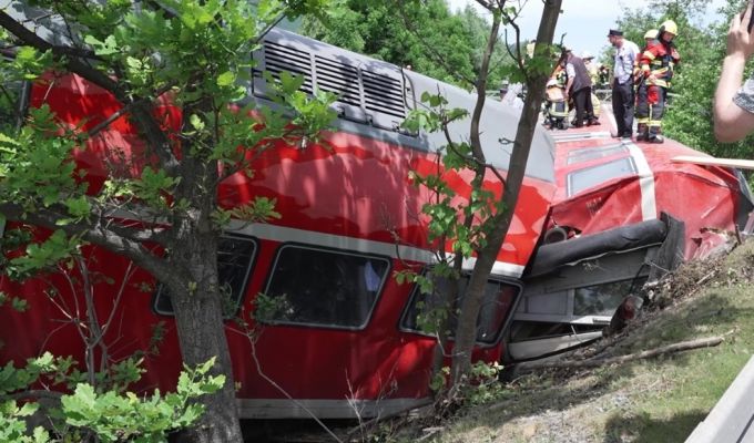 Wypadek pociągu w Górnej Bawarii: trwa usuwanie skutków wypadku - pięć ofiar śmiertelnych.