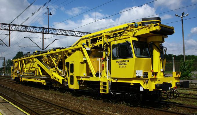 Nowa oczyszczarka ZRK DOM przyspieszy prace na liniach kolejowych
