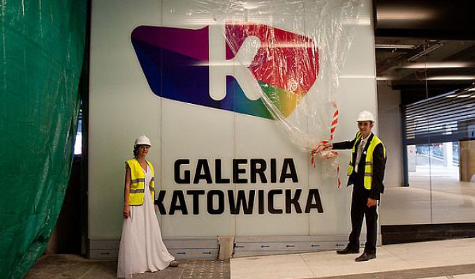 Nowożeńcy na budowie dworca w Katowicach
