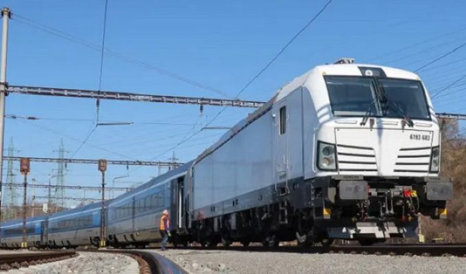 Koleje Czeskie testowały współpracę lokomotywy Vectron z jednostką Railjet (video)