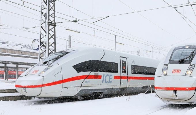 Obfite opady śniegu sparaliżowały transport dalekobieżny w południowych Niemczech.