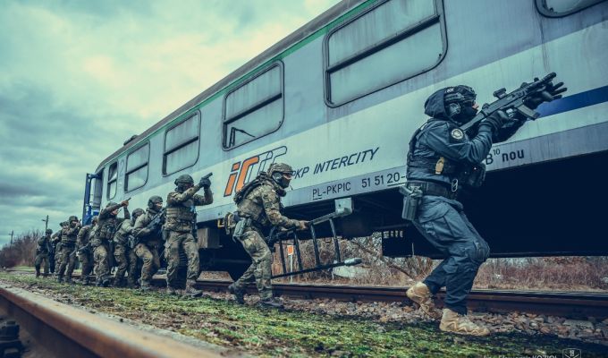 Ćwiczenia kontrterroryczne GOI SOK z SPKP, JW AGAT i 1. Batalionem Strzelców Podhalańskich
