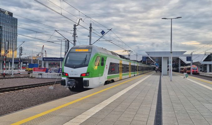 Duże utrudnienia w ruchu pociągów Kolei Mazowieckich z powodu awarii urządzeń sterowania ruchem.