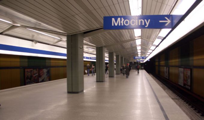Metro: kobieta wpadła pod pociąg