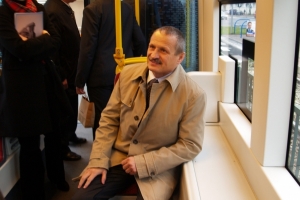 Prezes bydgoskiej Pesy Tomasz Zaboklicki jako pierwszy wsiadł do prezentowanego dziennikarzom tramwaju