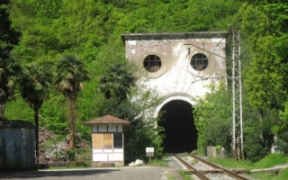 Jeden z kolejowych tuneli.