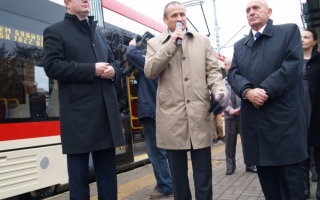 Oficjalny moment przekazania miastu nowego tramwaju. Od lewej: Paweł Adamowicz, Tomasz Zaboklicki i Jerzy Zgliczyński.